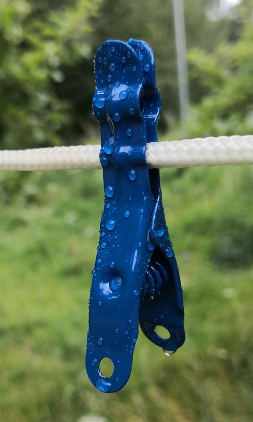 Blå Omega tøjklemme fra Popotamus i rustfrit stål