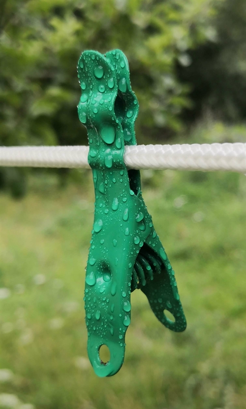 Grøn Omega tøjklemme fra Popotamus i rustfrit stål