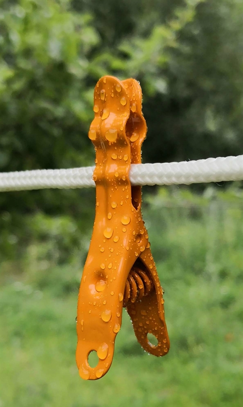 Orange Omega tøjklemme fra Popotamus i rustfrit stål