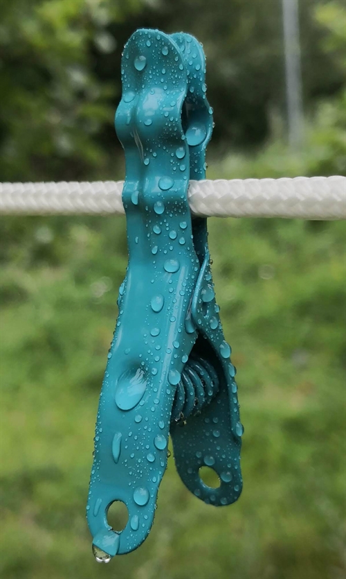 Turkisblå Omega tøjklemme fra Popotamus i rustfrit stål